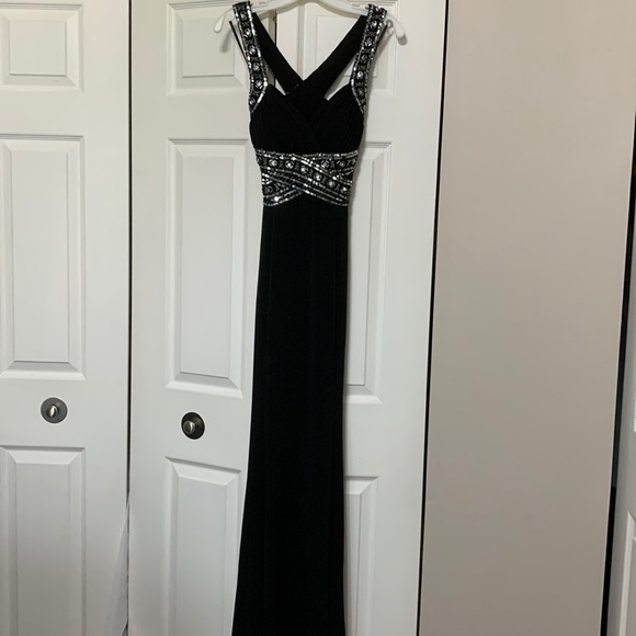 Adrianna Papell Dresses & Skirts - ADRIANNA PAPELL maxi formal, embellished w sequins beaded size 3/4